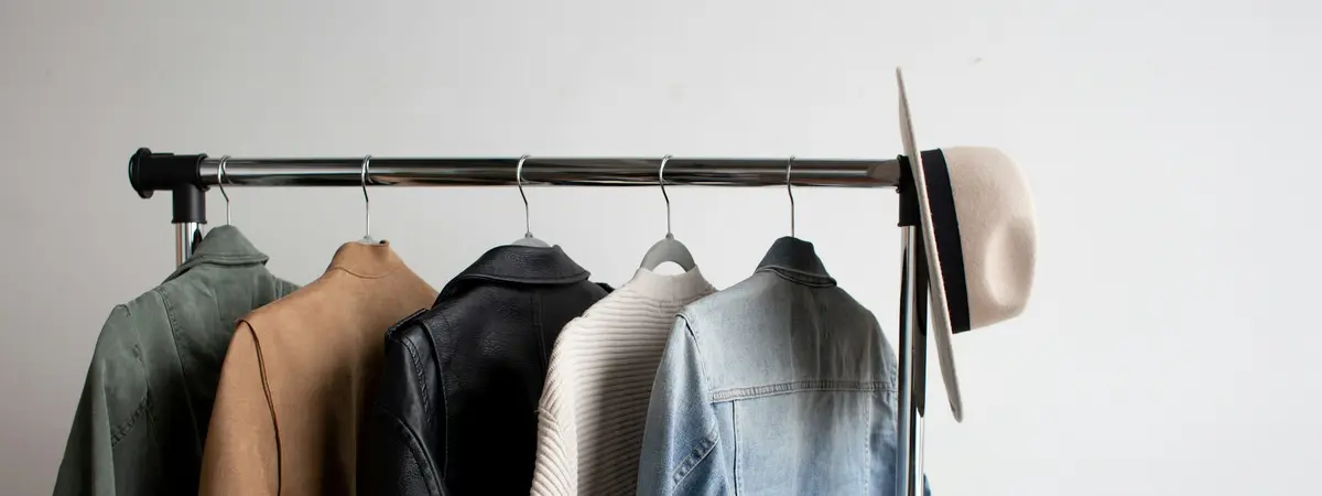 洋服掛けに吊るされた複数のジャケット