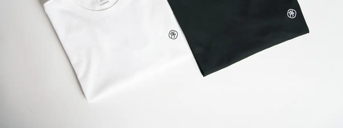 畳んで並べられた無地のシャツ